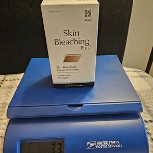 White Moisturizing Skincare Cream